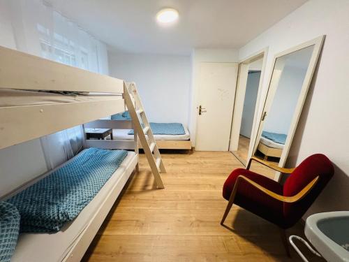 Ένα ή περισσότερα κρεβάτια σε δωμάτιο στο großes Haus im Landhausstil mitten in Wangen