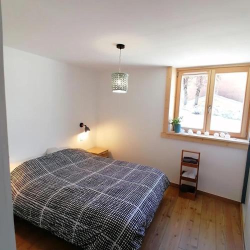 une chambre avec un lit et une fenêtre dans l'établissement Au petit Névé, aux Houches