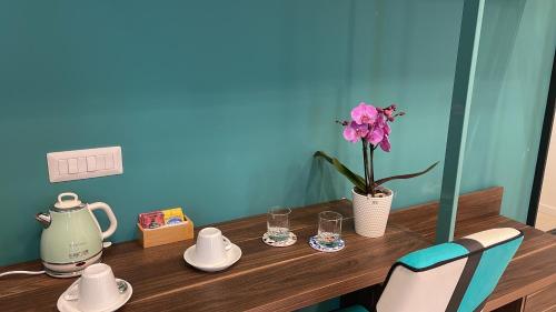 a table with a vase and a flower on it at FRAN CITY SUITE in Vico Equense