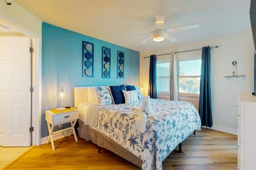 una camera da letto con un letto e una parete blu di Gulf Strand Resort 308 a St Pete Beach