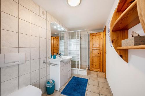 a bathroom with a sink and a toilet at Gästehaus Bi de Ley in Langeneß