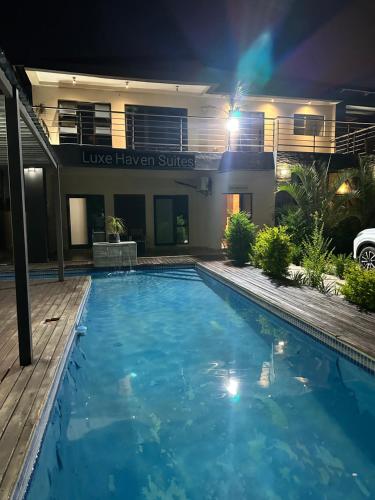 Piscina a Luxe Haven Suites o a prop