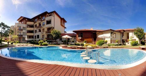 a large swimming pool in front of a building at Apartmány Bulharsko Sveti Vlas - Garden of Eden in Sveti Vlas