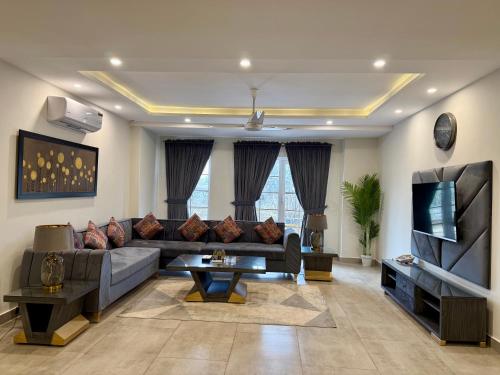 Televisyen dan/atau pusat hiburan di Tom's Luxury Hotel