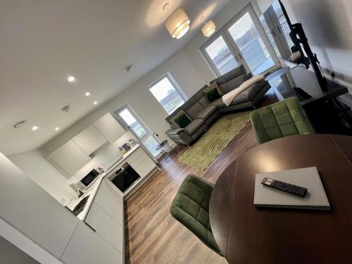 Kuchyň nebo kuchyňský kout v ubytování Spacious, modern apartment close to Bicester Village