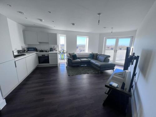 Kuchyň nebo kuchyňský kout v ubytování Spacious, modern apartment close to Bicester Village