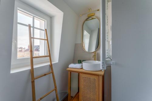 ein Bad mit einer Leiter neben einem Spiegel in der Unterkunft Maison clim jardin Tours centre 8 personnes 4 chambres in Tours