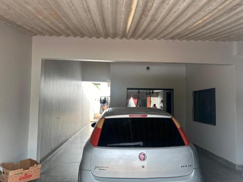 a car parked in a garage under a ceiling at POUSADA e HOTEL FLORESTA AMAZÔNICA in Nova Emprêsa