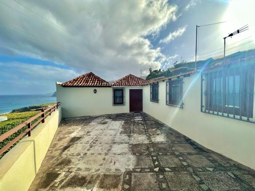 un balcone di una casa con vista sull'oceano di Casa Dalia a La Orotava