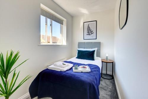 Postel nebo postele na pokoji v ubytování LastMinOffer 10pc Off I A Cute 2BR Semi-Detached Home I Dedicated Off-street Parking I Garden I Wifi I Short Term Let by SILVA I Long Term Rates Available