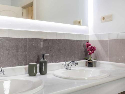 Villa con piscina climatizada y vistas al Golf