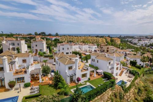 Villa con piscina climatizada y vistas al Golf