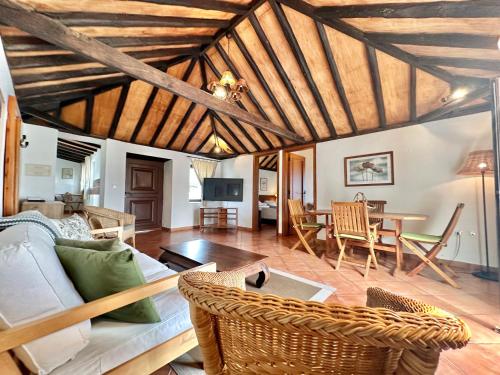 un soggiorno con un divano e un tavolo di Casa Dalia a La Orotava