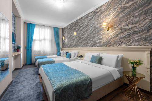 伊斯坦布尔瓦里德酒店的酒店客房带两张床和壁画