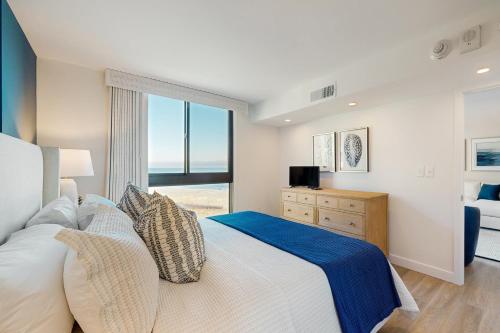 Un dormitorio con una cama grande y una ventana. en Sea Colony --- 610 Georgetown House, en Bethany Beach
