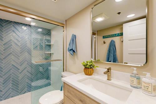 Un baño con lavabo y ducha de cristal. en Sea Colony --- 610 Georgetown House, en Bethany Beach