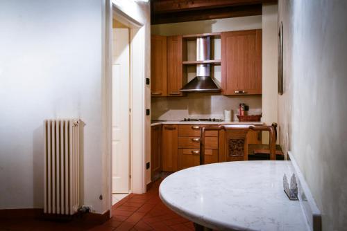 O bucătărie sau chicinetă la Aparthotel ANTICO SAN ZENO centro storico