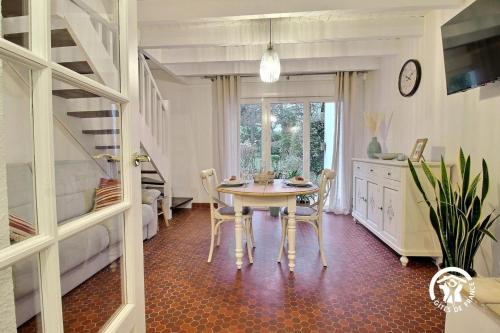 une salle à manger avec une table et une chambre dans l'établissement Au coeur des pins, à Ploemel