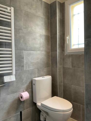 une salle de bain avec des toilettes blanches et une fenêtre dans l'établissement Villa 5 étoiles avec Magnifique Vue au Domaine des Cigales, à Aubignan