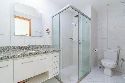 a bathroom with a glass shower and a toilet at Premier Residence Hotel em Brasília 21604 in Brasilia