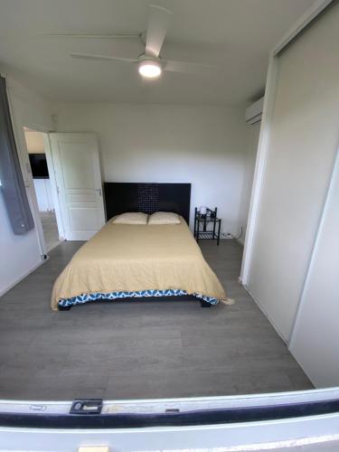 Ένα ή περισσότερα κρεβάτια σε δωμάτιο στο Maison accueillante, quartier verdoyant