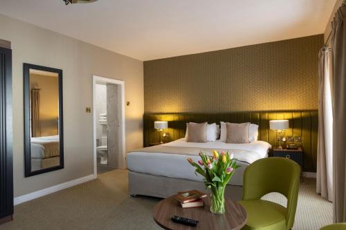 Katil atau katil-katil dalam bilik di Cahir House Hotel
