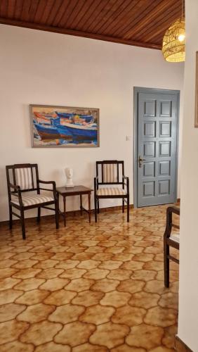 Ein Sitzbereich in der Unterkunft Summer house in Spetses