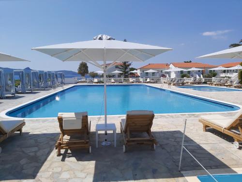 Bazén v ubytování Sirenes Beach Resort nebo v jeho okolí