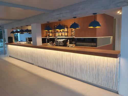 Lounge nebo bar v ubytování Sirenes Beach Resort