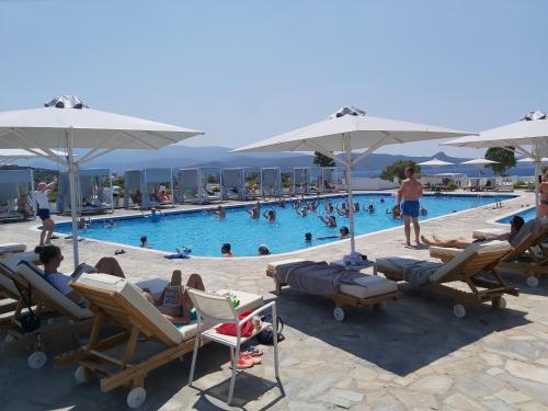 Bazén v ubytování Sirenes Beach Resort nebo v jeho okolí