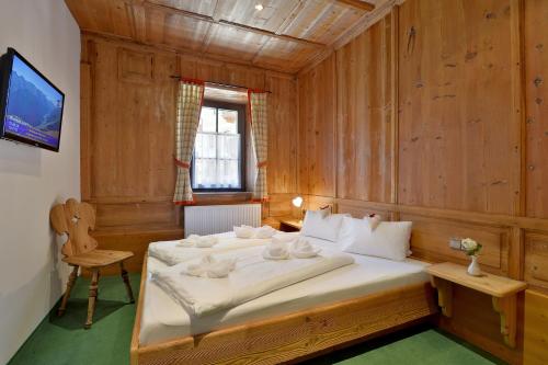 Tempat tidur dalam kamar di Posthotel Mayrhofen