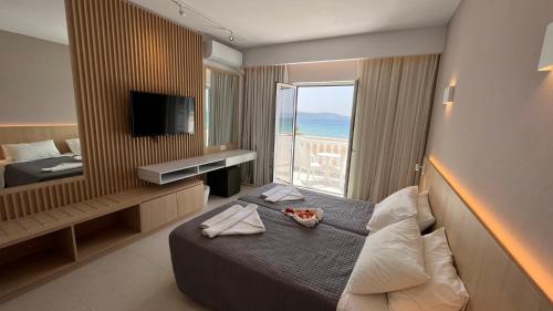 TV a/nebo společenská místnost v ubytování Sirenes Beach Resort
