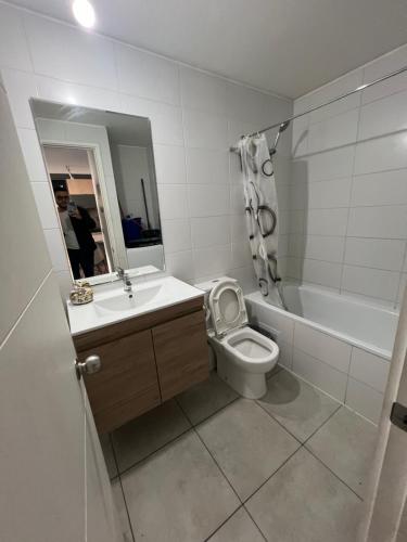 サンティアゴにあるDepartamento Santiagoのトイレ、洗面台、浴槽を備えたバスルーム