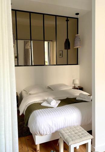 une chambre avec deux lits et un miroir dans l'établissement ID'home le Royale, à Nantes