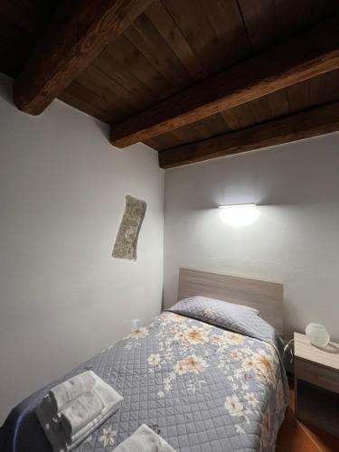 a bedroom with a bed and a wooden ceiling at Villaggio Della Salute Più in Monterenzio
