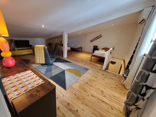 - un salon avec une table et un canapé dans l'établissement Appartement 130 m2 Gourette, à Eaux-Bonnes