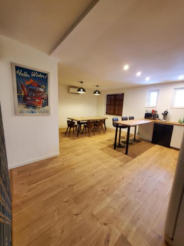 un salon avec une table et une cuisine dans l'établissement Appartement 130 m2 Gourette, à Eaux-Bonnes