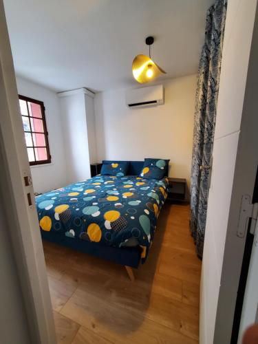 une chambre avec un lit avec une couette bleue dans l'établissement Appartement 130 m2 Gourette, à Eaux-Bonnes