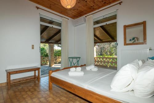 Una cama o camas en una habitación de Acropole Laganas Holiday House by "elite"