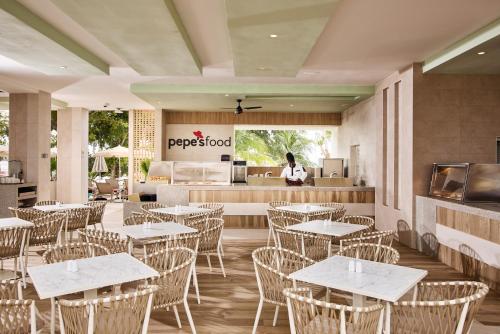 Ein Restaurant oder anderes Speiselokal in der Unterkunft Riu Negril - All Inclusive 