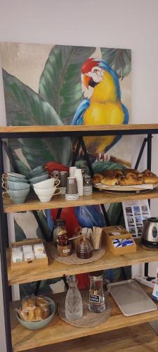 a shelf with a bird sitting on top of it at Casa Vaganto in Barcelona
