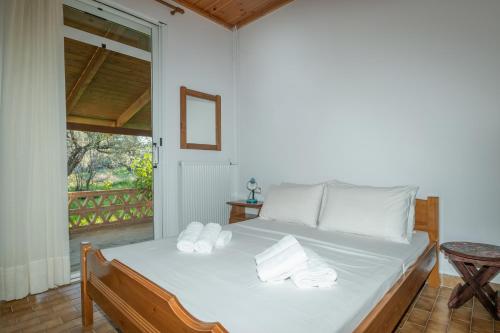 Una cama o camas en una habitación de Acropole Laganas Holiday House by "elite"