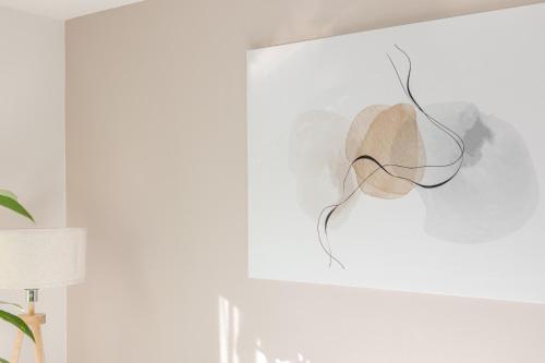 a hat hanging on a wall in a room at Troja Living Helena - Wohnung zentral in Bruchsal in Bruchsal