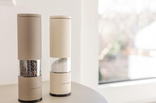 two salt and pepper shakers sitting on a table at Troja Living Helena - Wohnung zentral in Bruchsal in Bruchsal
