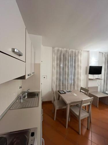 a kitchen and dining room with a table and chairs at Villaggio Della Salute Più in Monterenzio