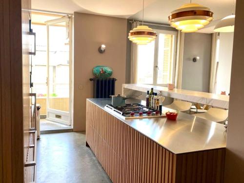 - une cuisine avec un comptoir et une cuisinière dans l'établissement Click! Magical Views Notre-Dame, Vieux Port & Rooftops - Walk to All, à Marseille