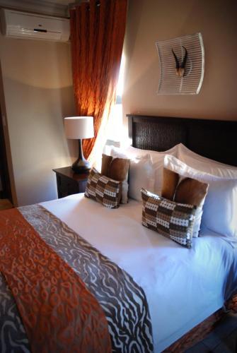 Postel nebo postele na pokoji v ubytování Kathuhari Guesthouse