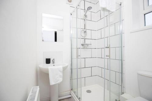 Koupelna v ubytování Cromwell-2 Bed Great for Contractors with Drive WiFi