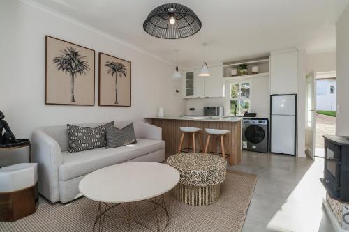 una sala de estar con un sofá y una mesa en Plettenvale Wines, en Plettenberg Bay