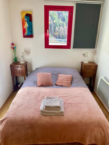 - une chambre avec un lit avec deux oreillers et une fenêtre dans l'établissement Chambre chez l'habitant à Centron au cœur de la Haute-Tarentaise, à Aime La Plagne